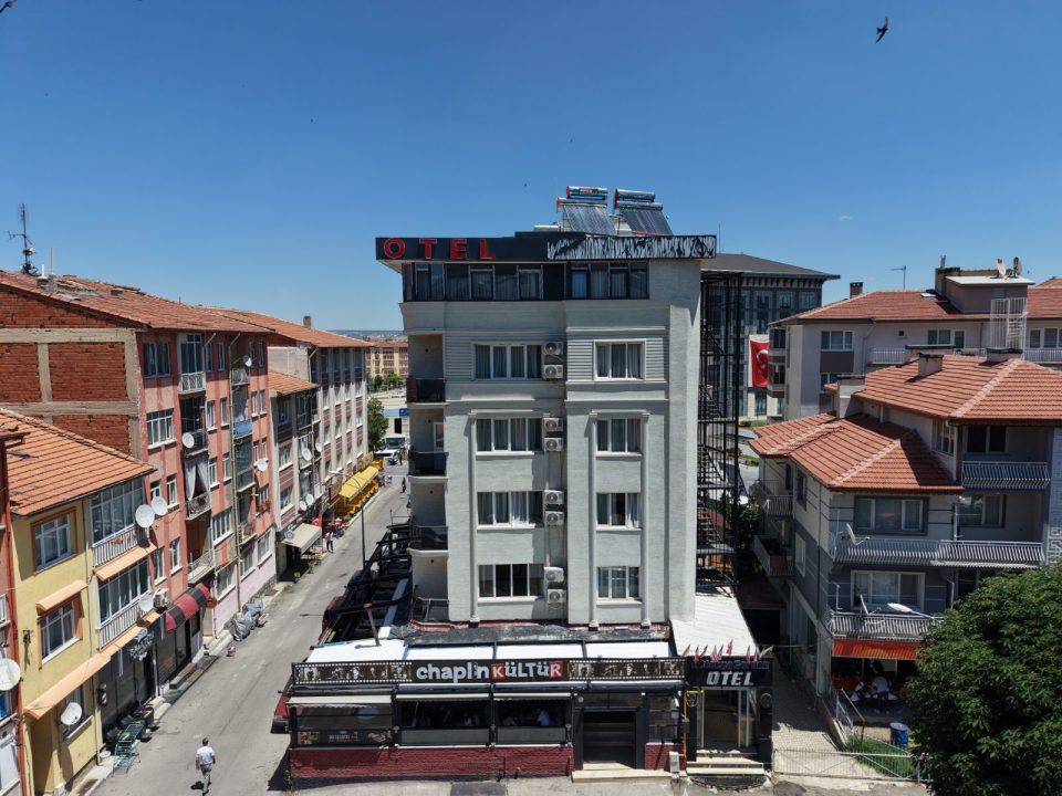 Kütahya Garden Otel binası ve zemin kattaki Chaplin Kültür Kafe